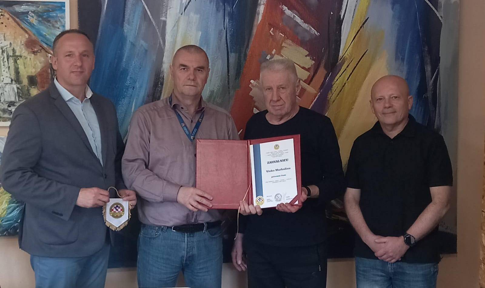 Uručena zahvalnica Vinku Markulinu za izvanredan doprinos tijekom 20 godina Strukovne udruge kriminalista